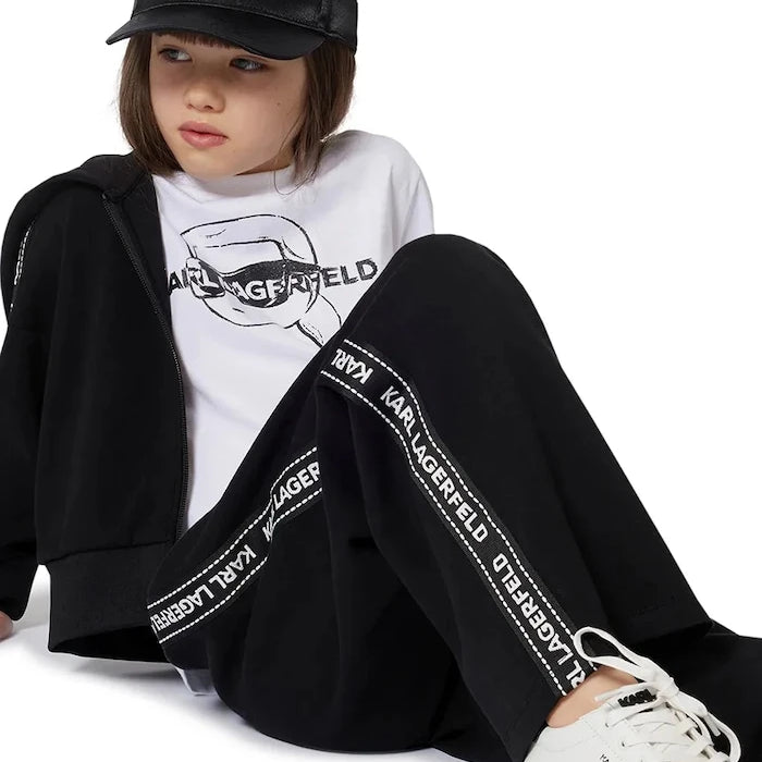 Детска шапка с козирка Karl Lagerfeld