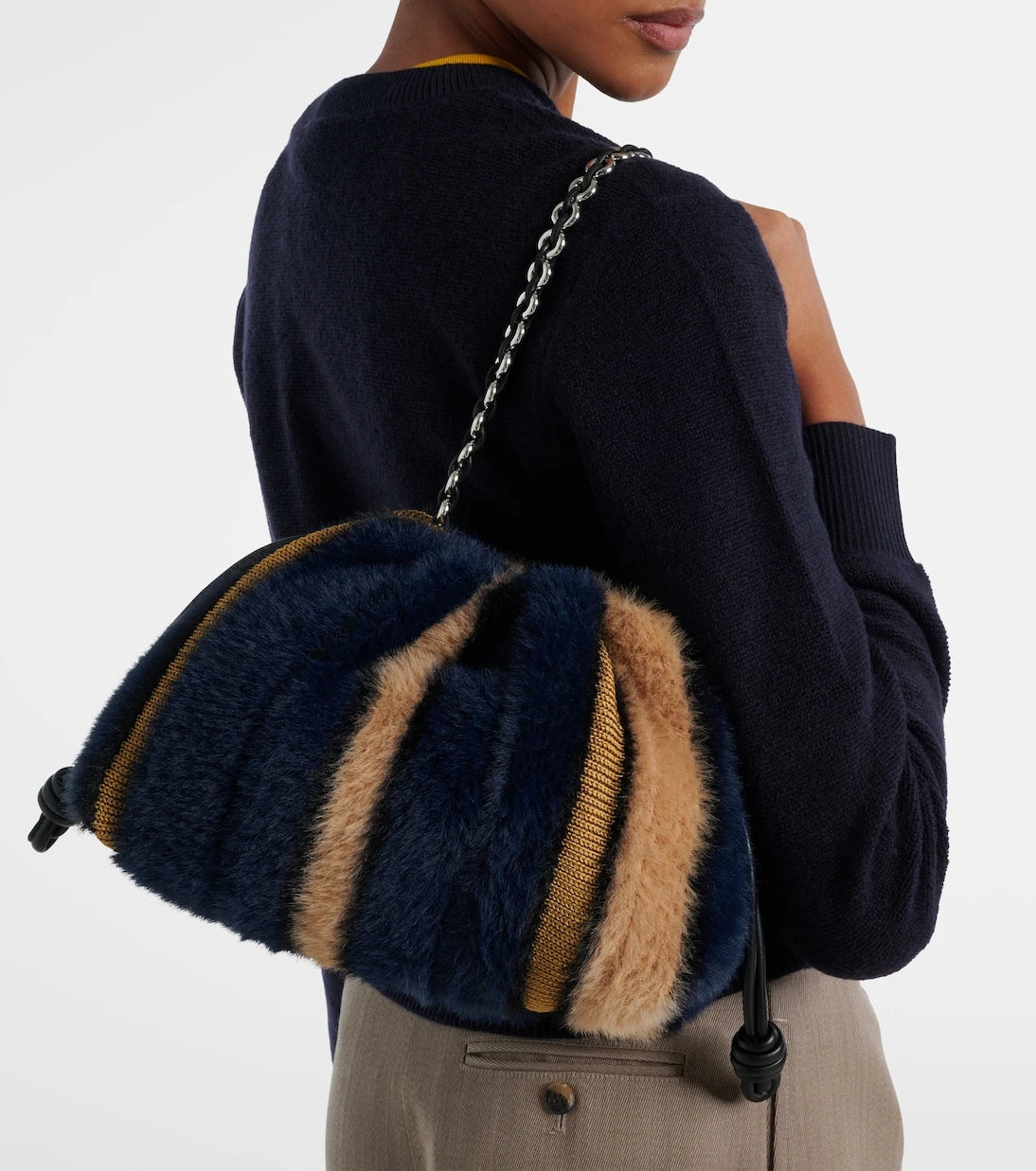 Loewe - حقيبة كلاتش فلامنكو متوسطة الحجم بتعاون مع لويس واين