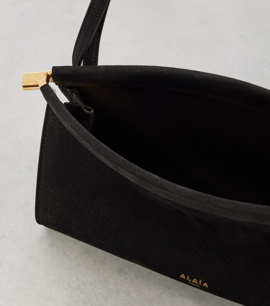 Alaïa - حقيبة كتف Le Click East West الصغيرة