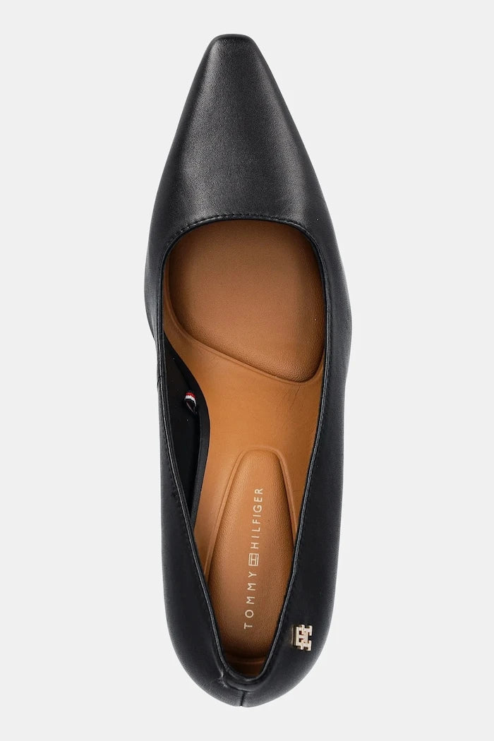 Кожени обувки с тънък ток Tommy Hilfiger TH LOGO LEATHER PUMP SLANTED HL