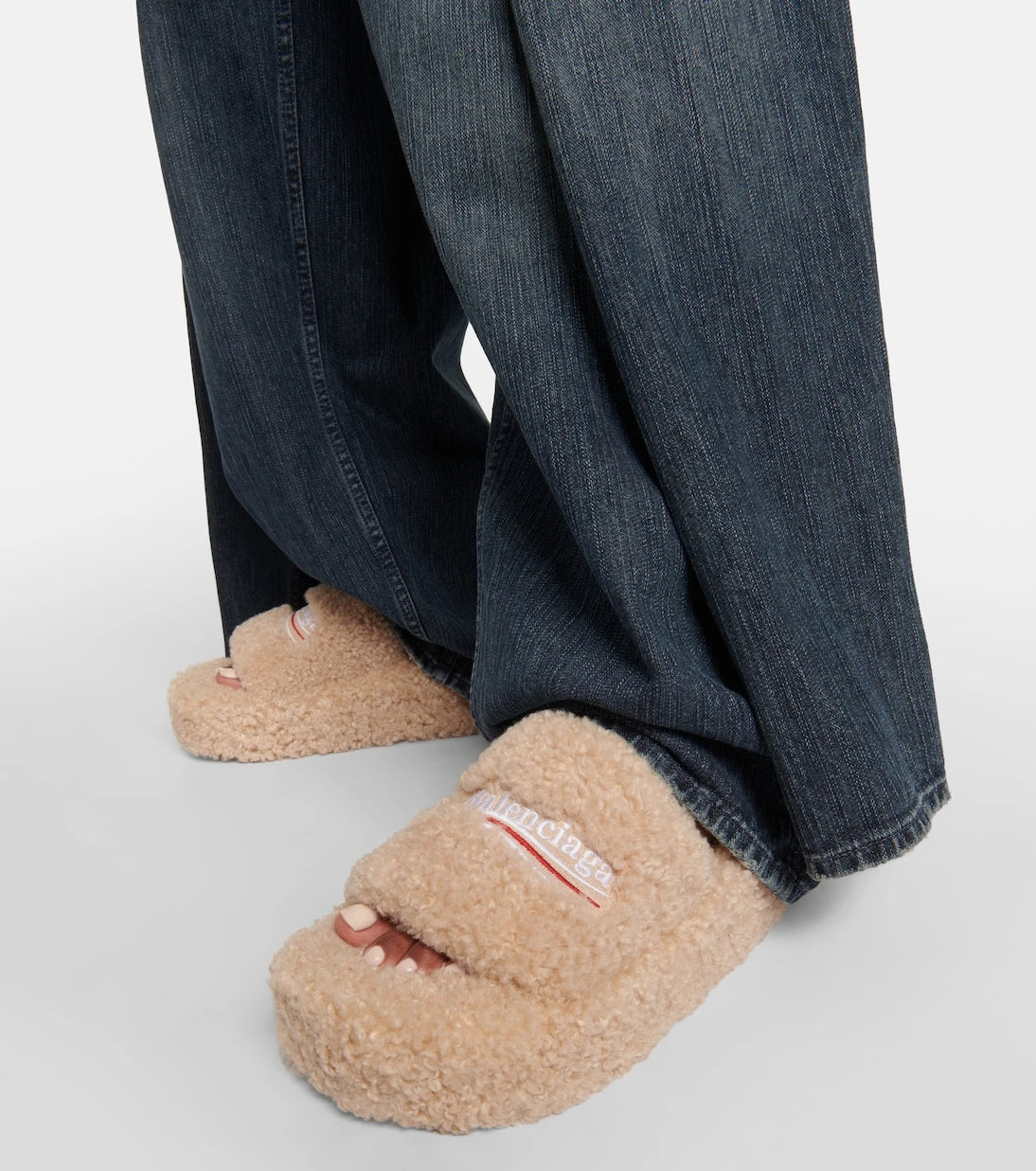 Balenciaga - Logo slides