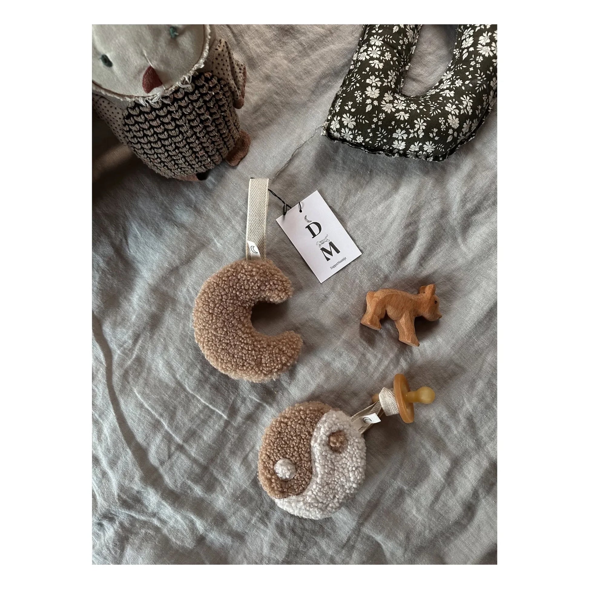 Dappermaentje - Yin Yang pacifier attachment | Beige