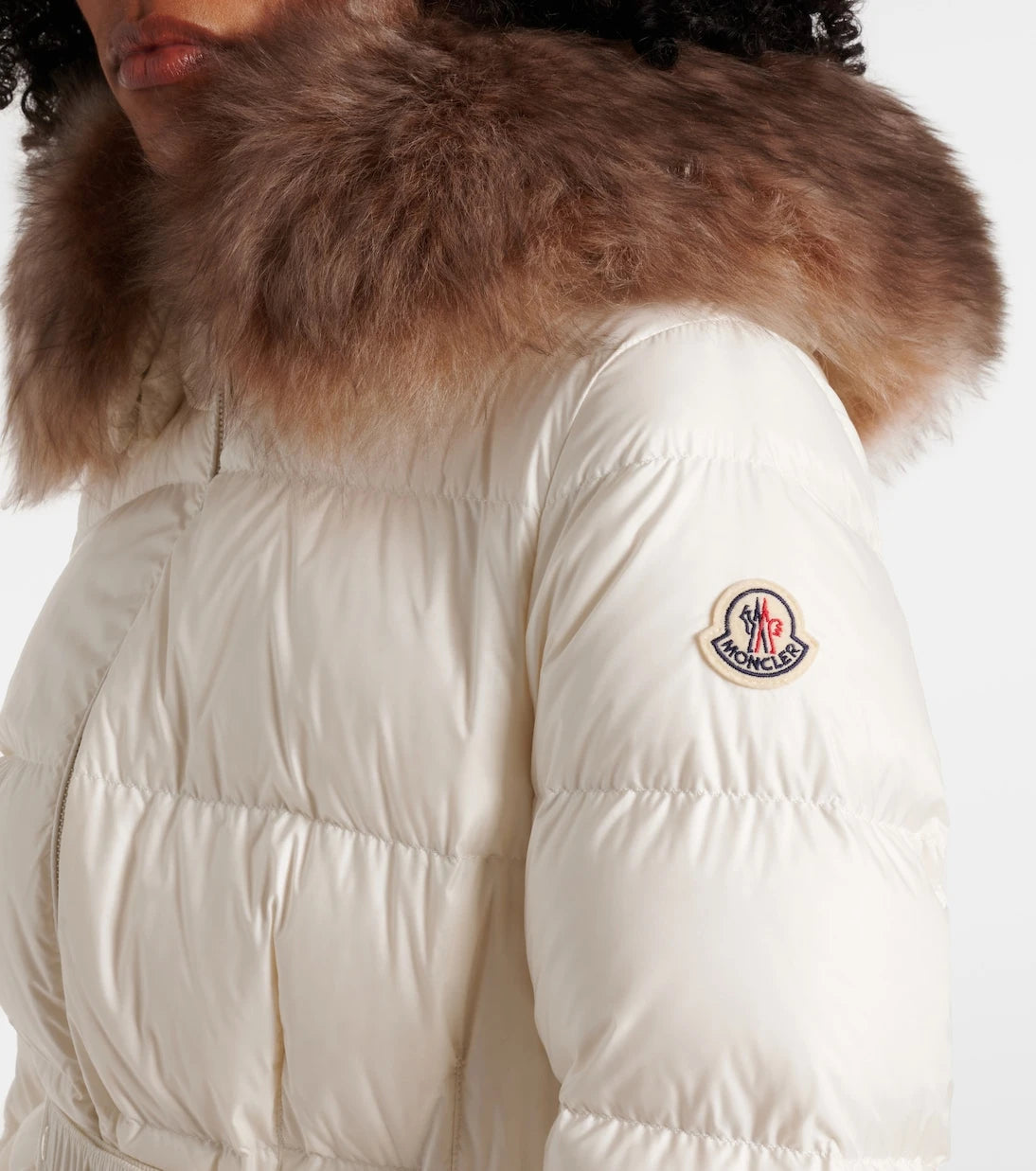 Moncler - جاكيت Boed المنتفخ المزين بفرو الشيرلينغ