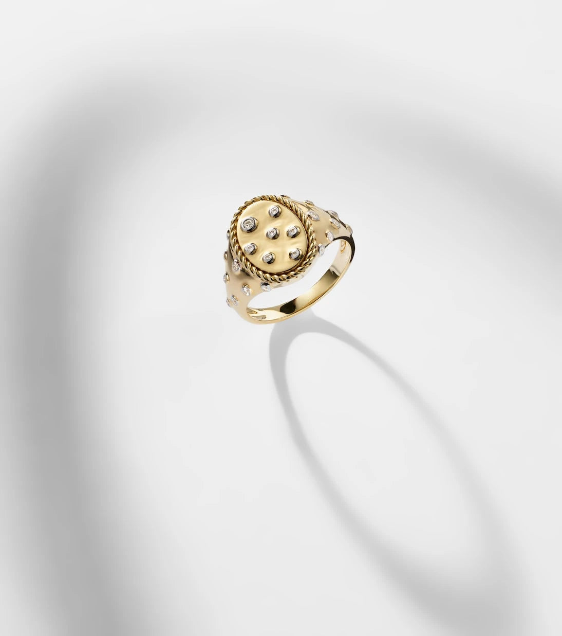 Yvonne Léon - Plumetis 9kt gold ring with diamonds
