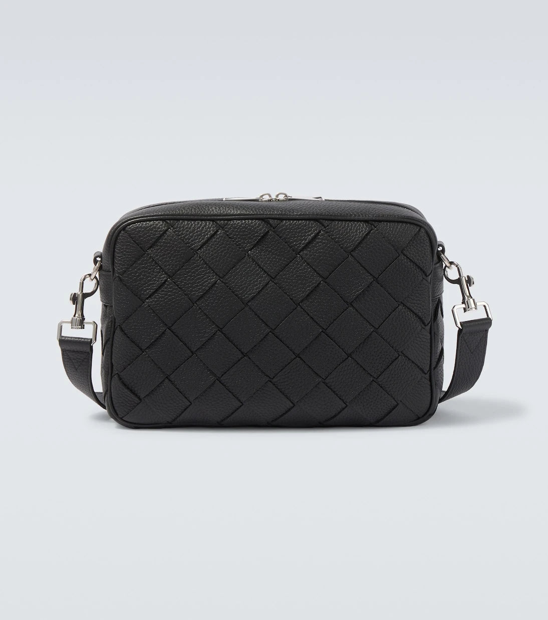 Bottega Veneta - حقيبة كاميرا جلدية بتصميم إنترتشاتو