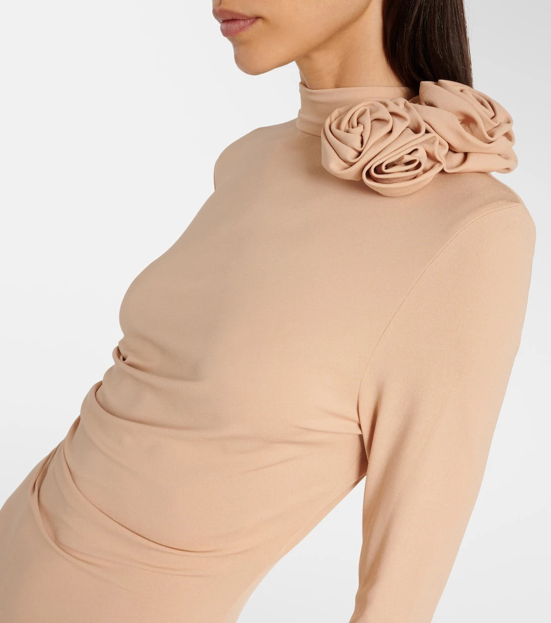ماجدة بوتريم - فستان بتطريزات الزهور