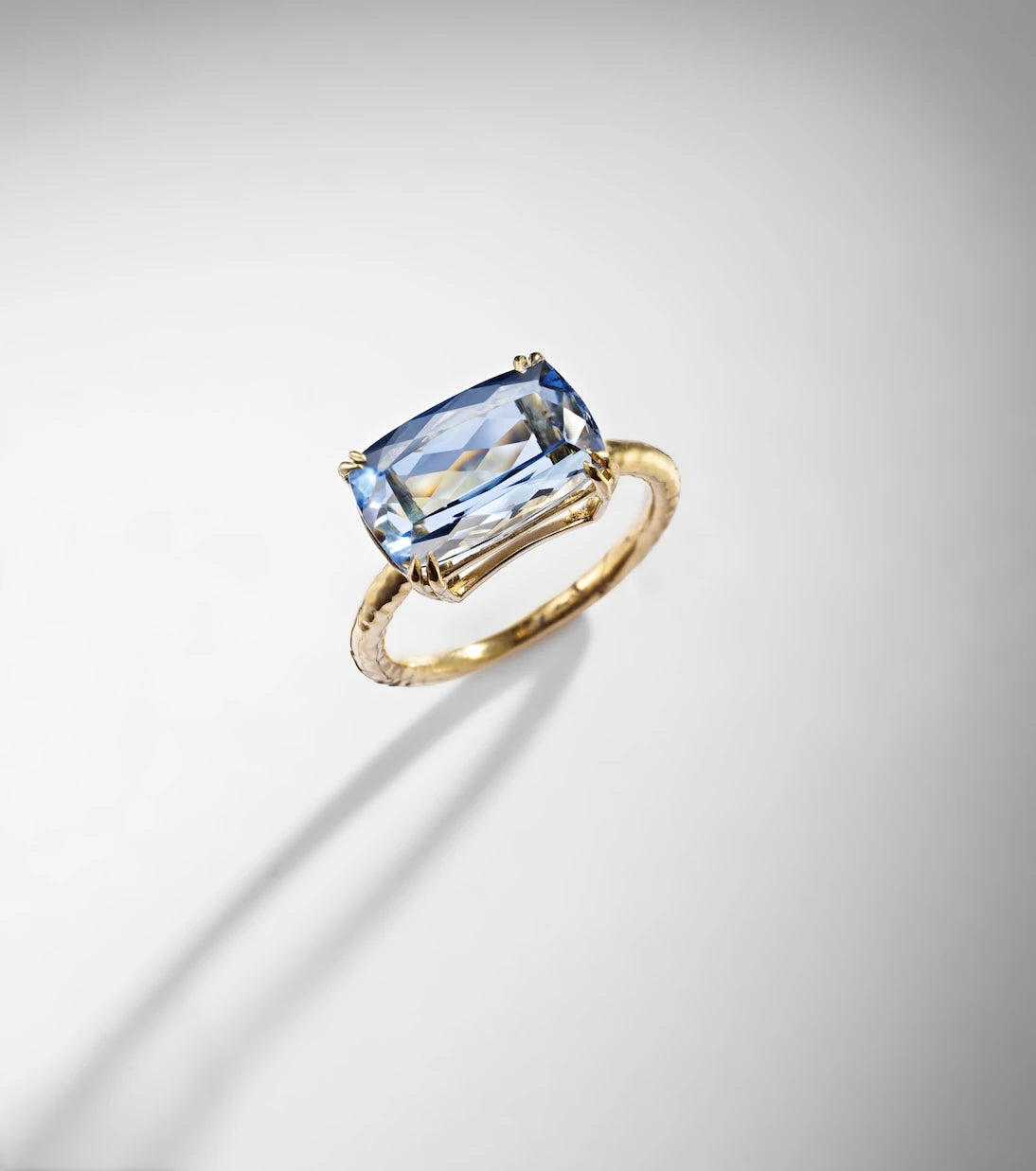 Octavia Elizabeth - 18kt gold ring with aquamarine