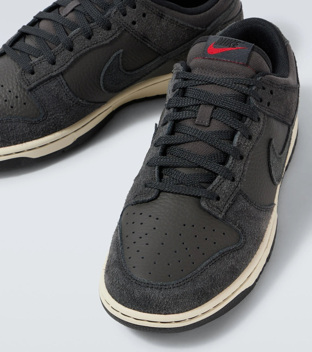 Nike - حذاء رياضي دانك لو ريترو بريميوم من الجلد