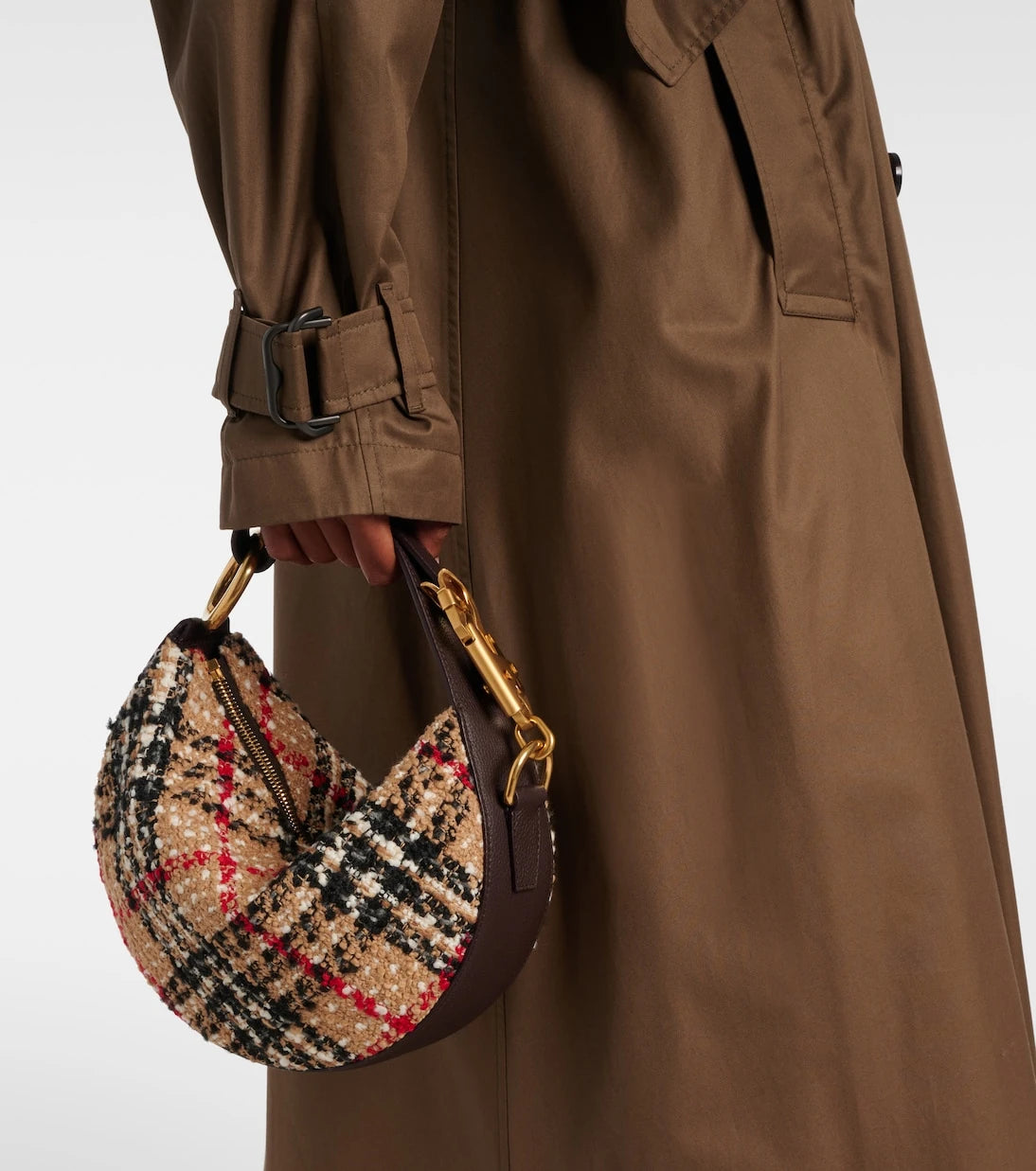 Burberry - حقيبة كتف Knight Arc من البوكلي المزدان بالجلد