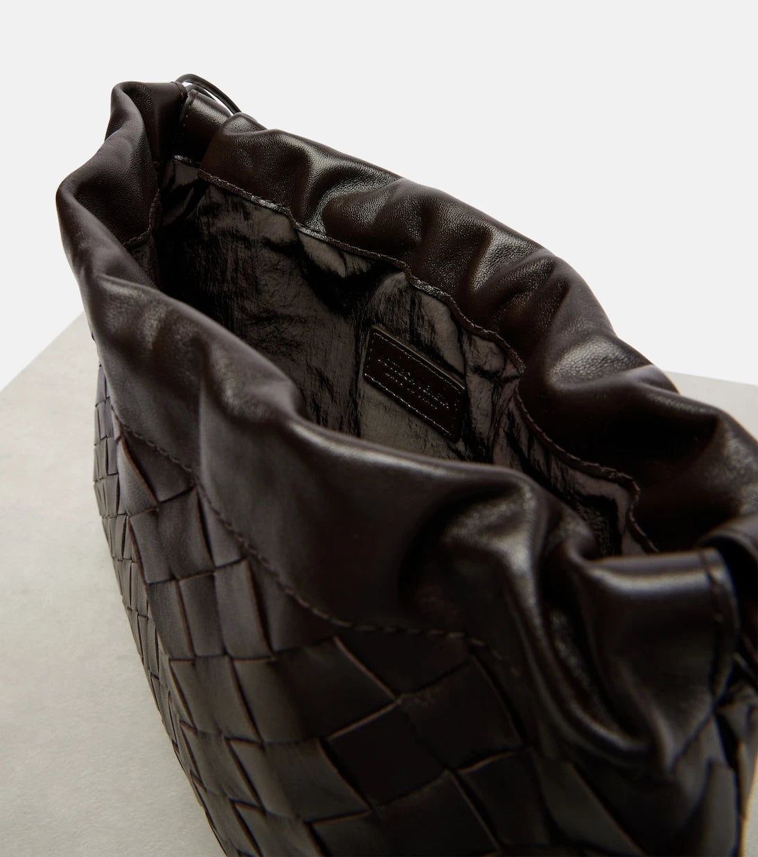 Bottega Veneta - حقيبة كلاتش جلدية متوسطة "داست باج"