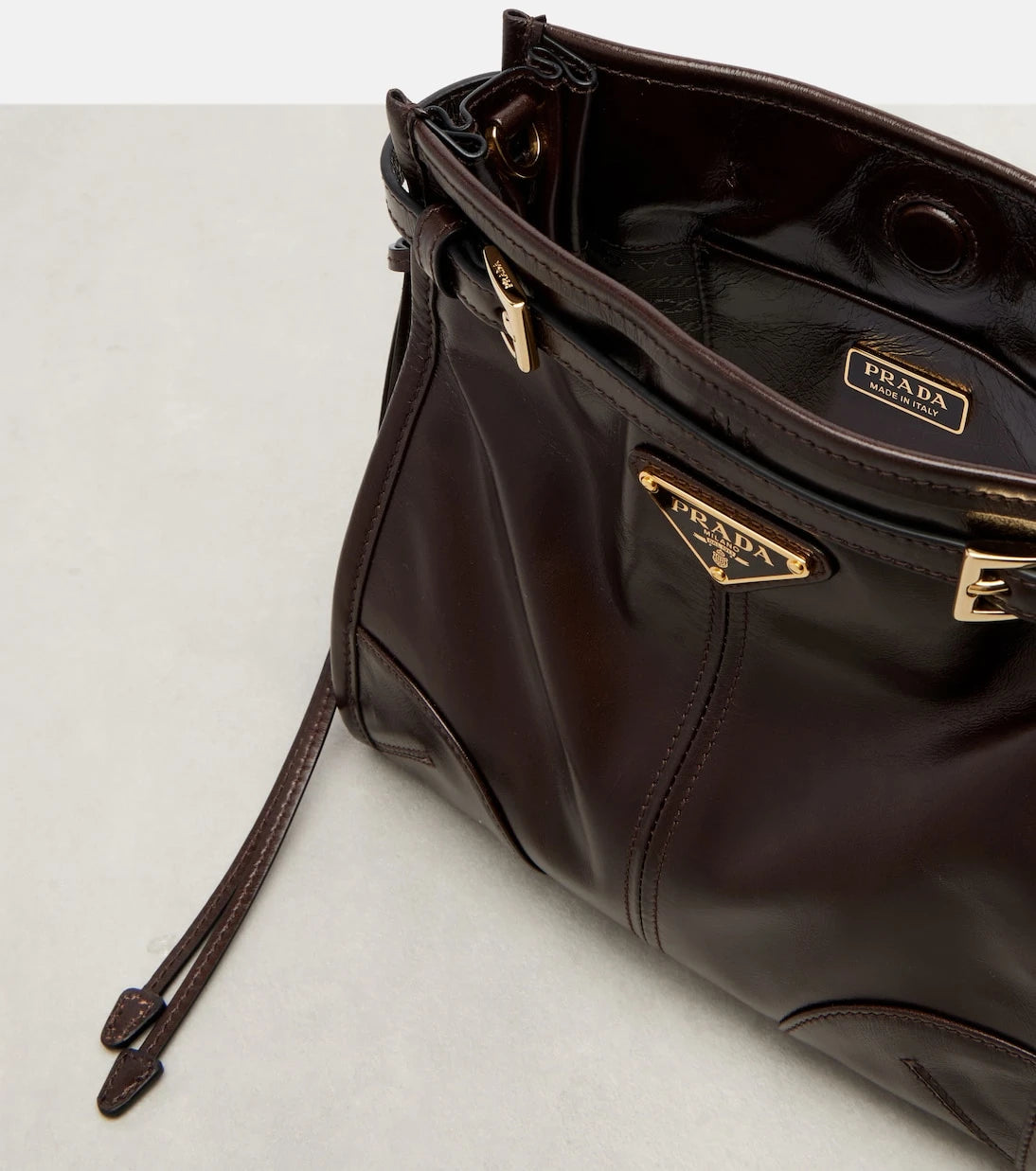 Prada - حقيبة كتف صغيرة بوني من جلد برادا