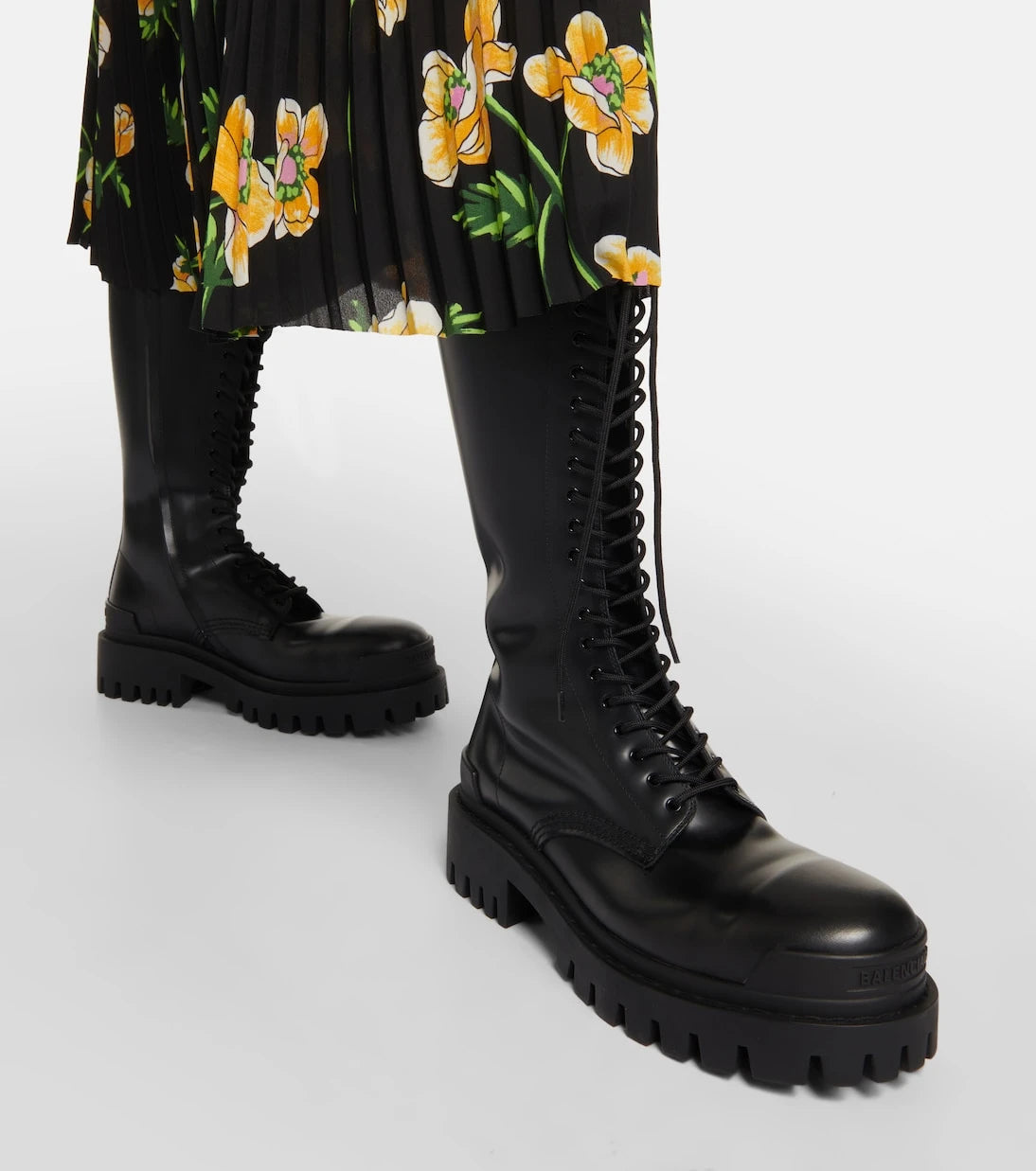 Balenciaga - حذاء سترايك الجلدي برباط