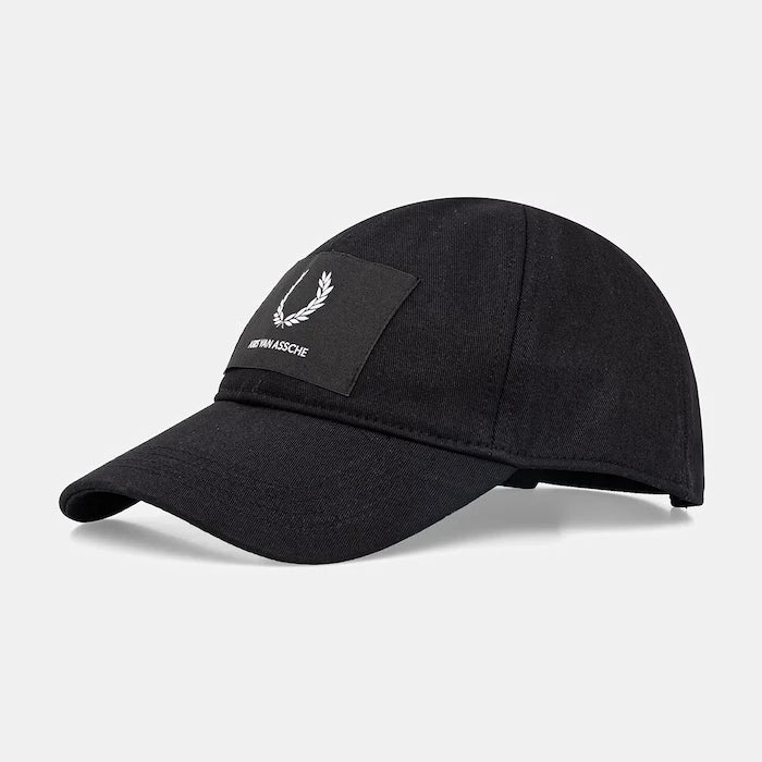 Памучна шапка с козирка Fred Perry