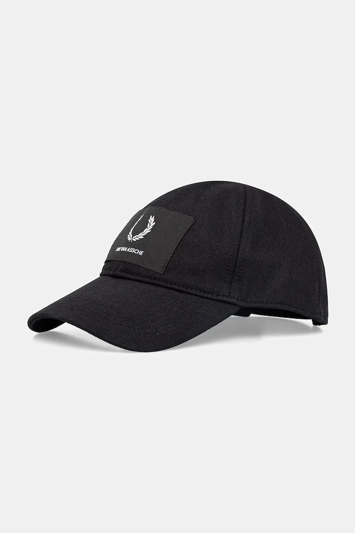 Памучна шапка с козирка Fred Perry