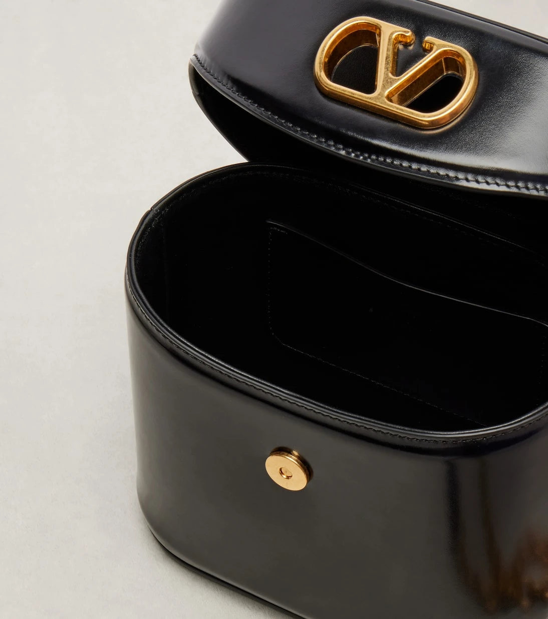 Valentino Garavani - Vain VLogo leather vanity bag