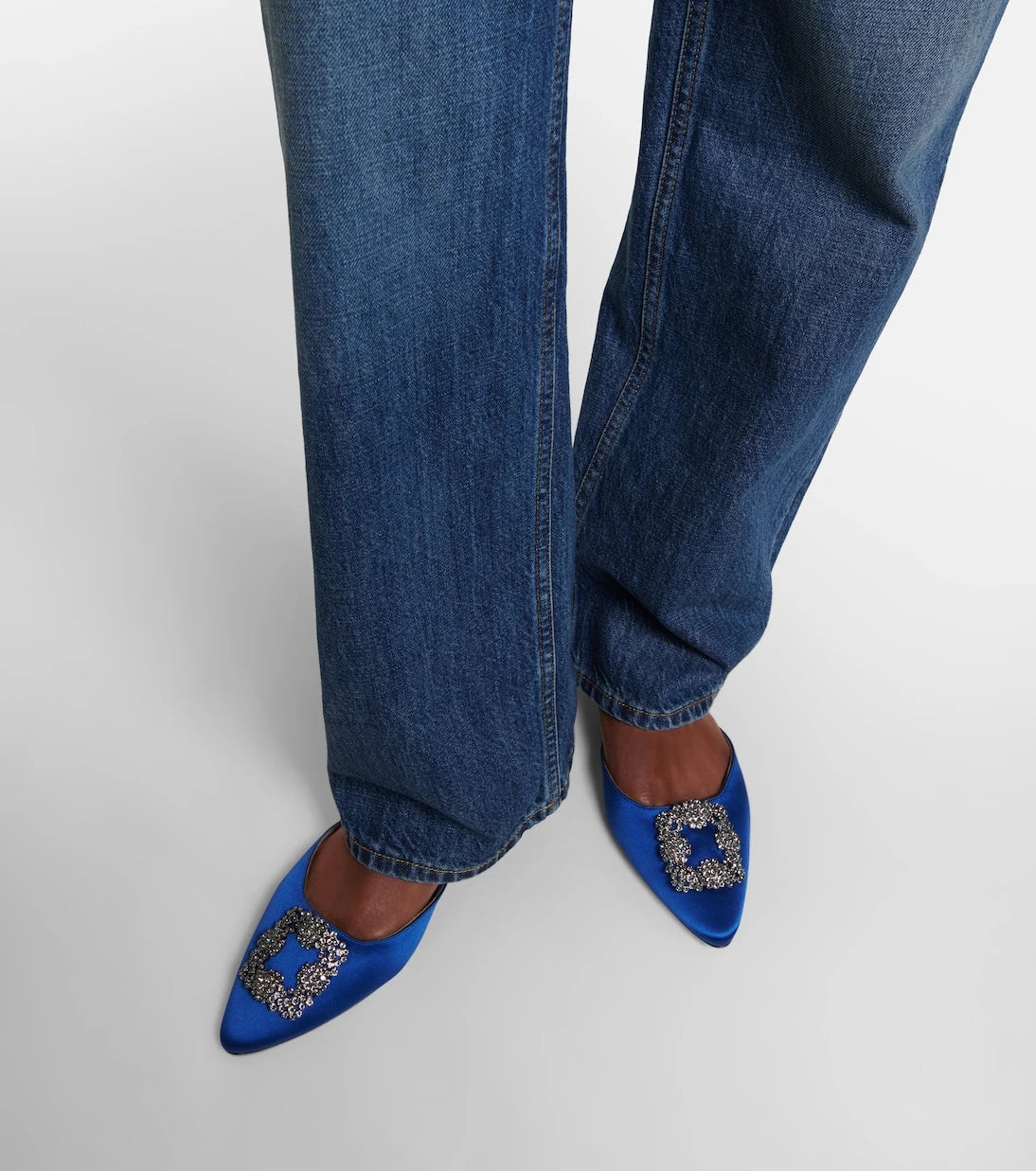 Manolo Blahnik - Hangisimuflat embellished satin mules
