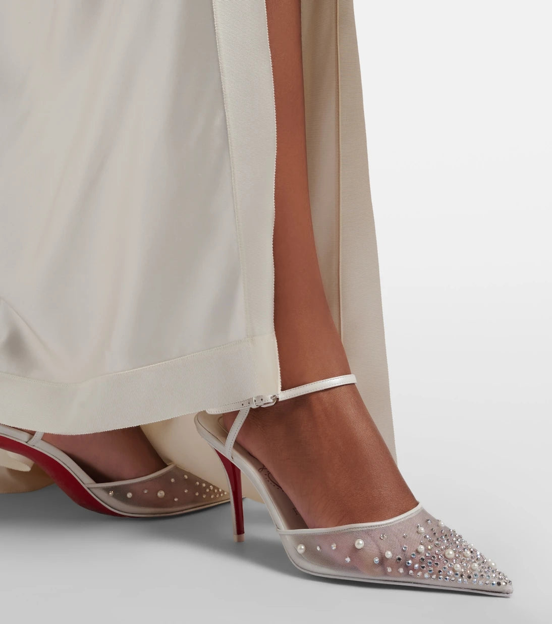 Christian Louboutin - حذاء ميس زي بكعب مزين ورباط خلفي