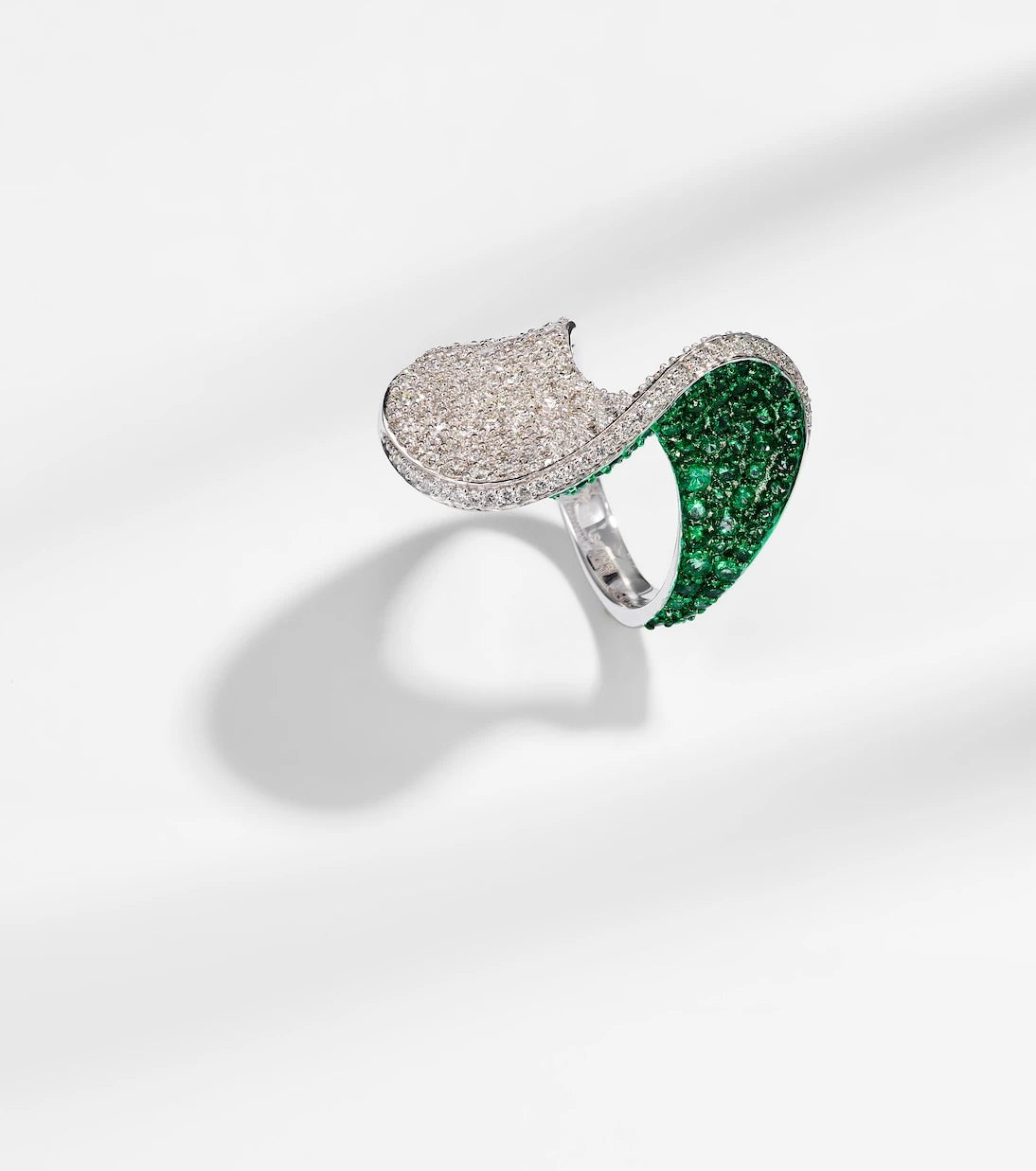 Kamyen - 18kt white gold ring with diamonds and emeralds