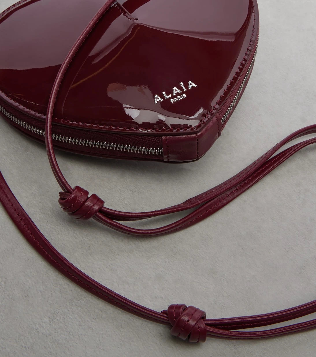 Alaïa - حقيبة كروس بودي Le Cœur الصغيرة من الجلد اللامع