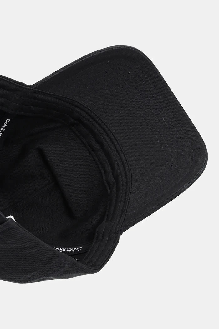Памучна шапка с козирка Calvin Klein