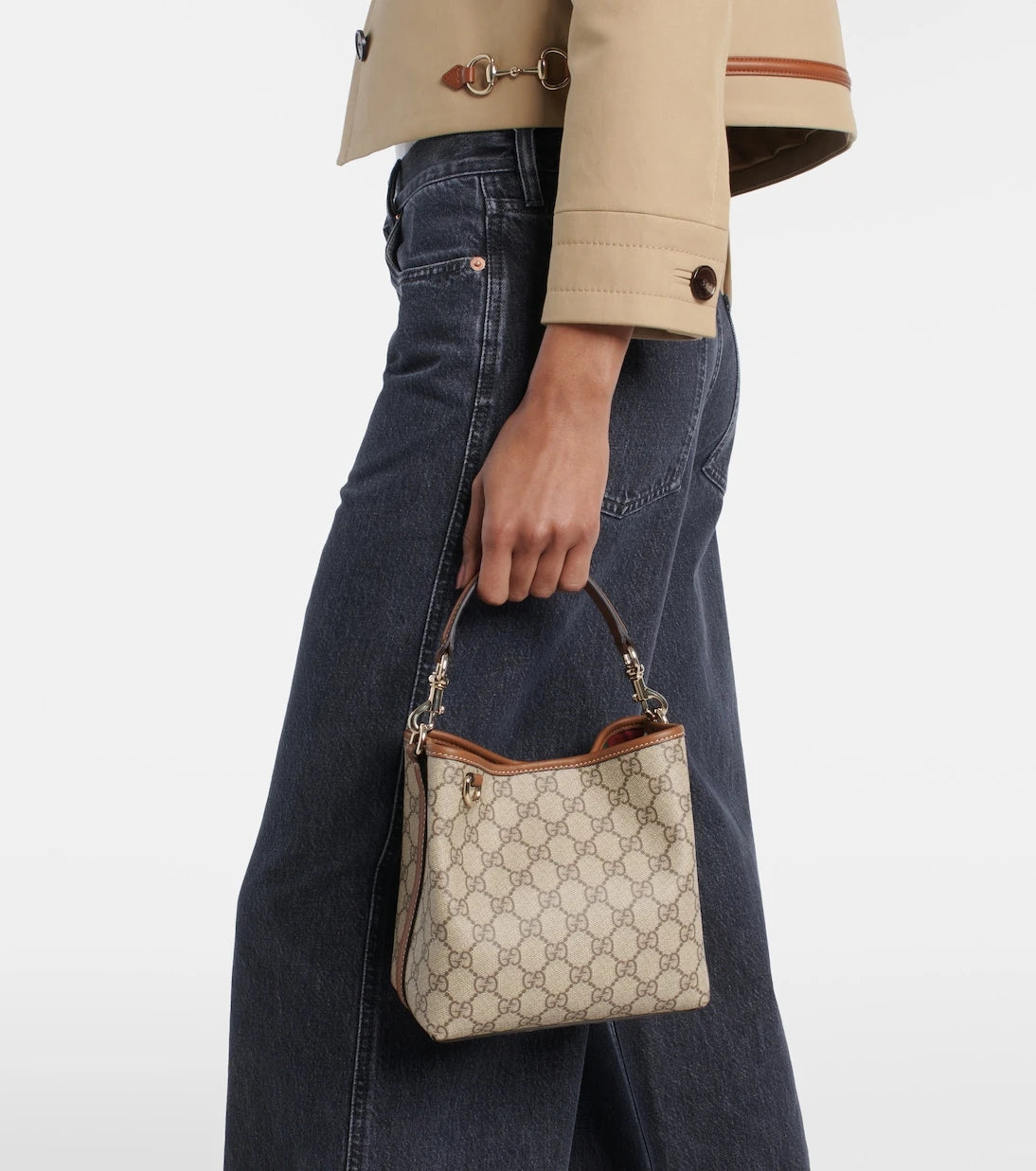 Gucci - حقيبة دلو صغيرة من الكانفاس بشعار GG