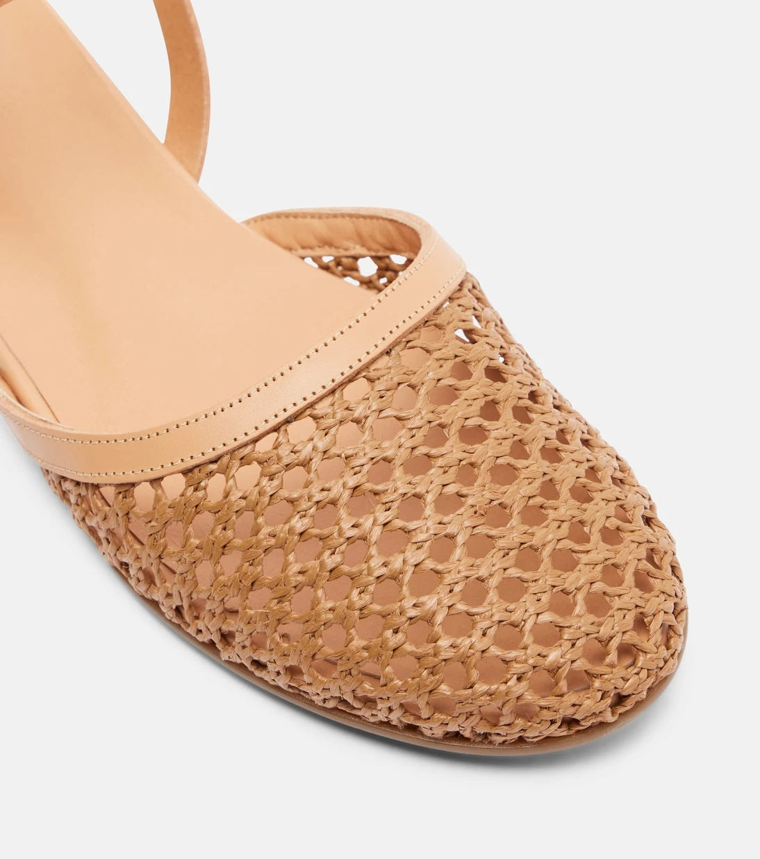 Ancient Greek Sandals - حذاء فيلوثيا فلات مصنوع من رافيا مُزيّن بالجلد بكعب مكشوف