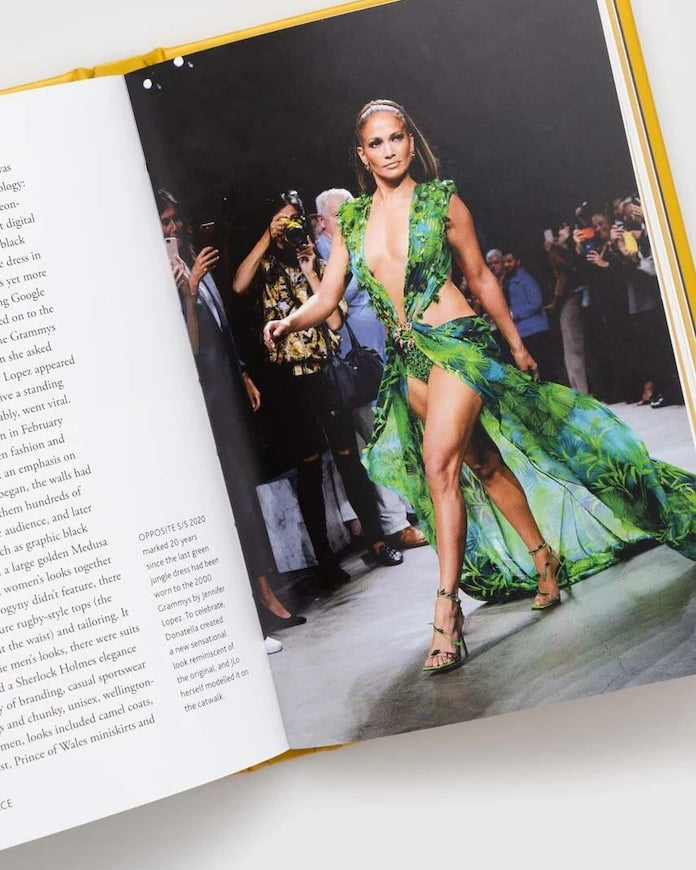 Книга Welbeck Publishing Group Little Book of Versace, Laia Farran Graves