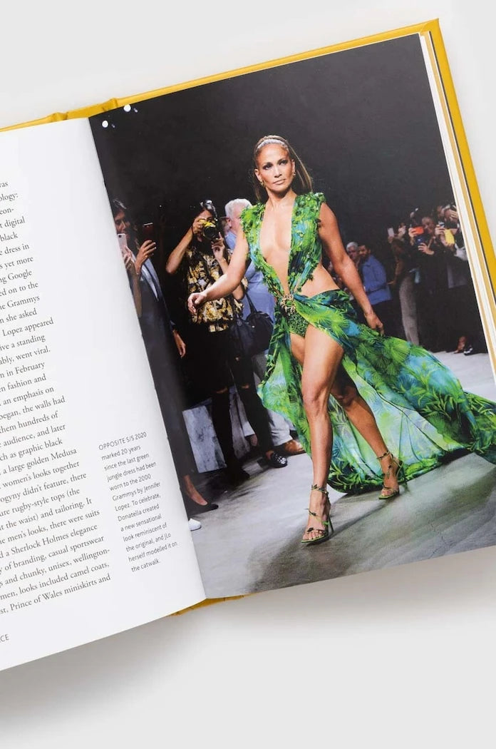 Книга Welbeck Publishing Group Little Book of Versace, Laia Farran Graves