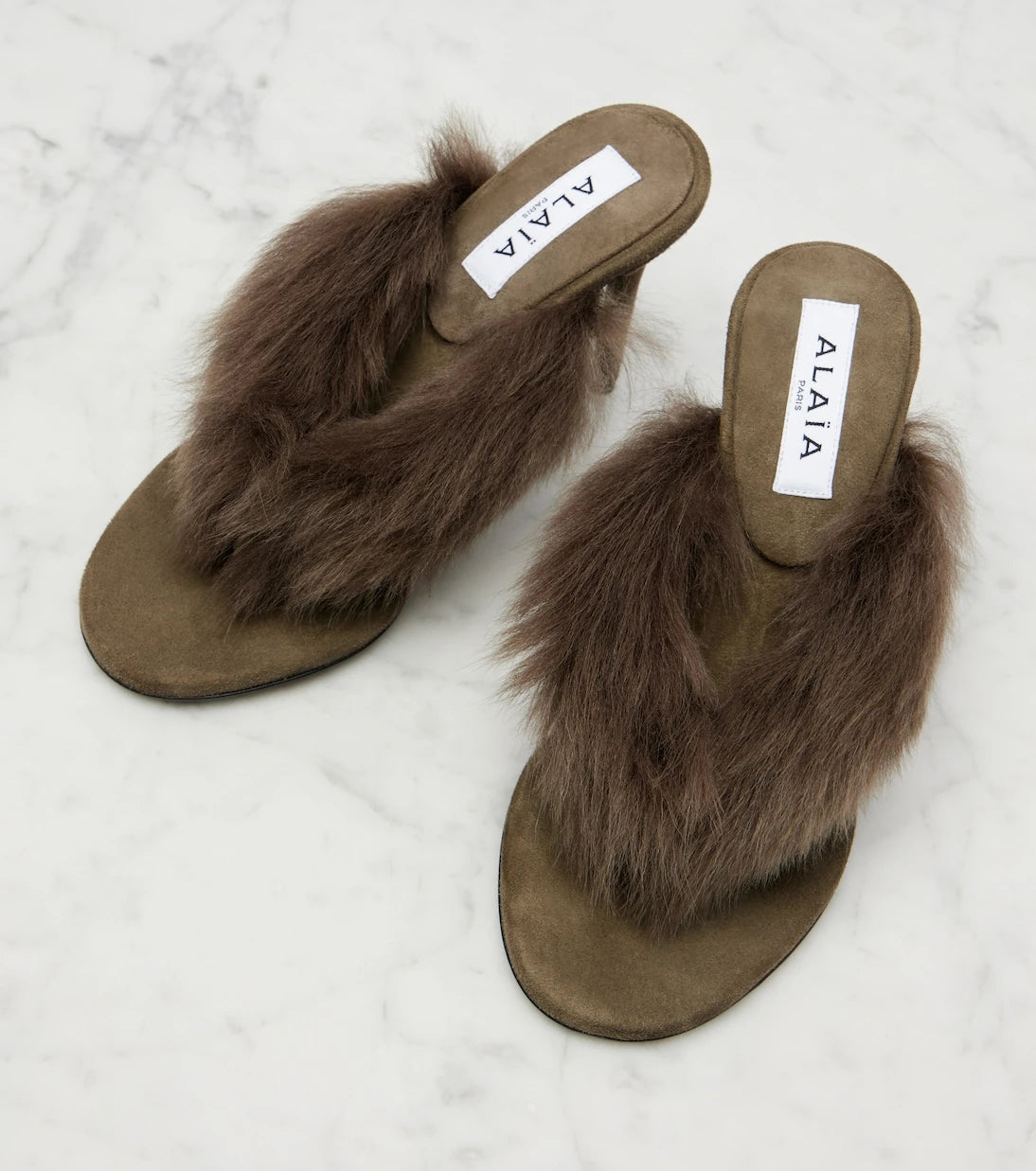 Alaïa - 90 صندل ثونغ مبطن بفرو الشيرلينغ