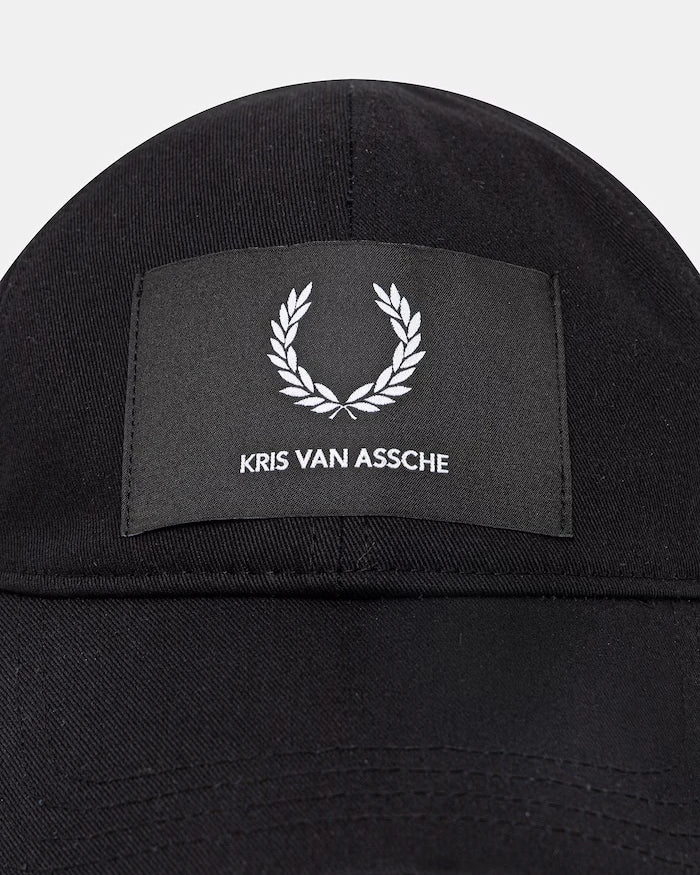 Памучна шапка с козирка Fred Perry