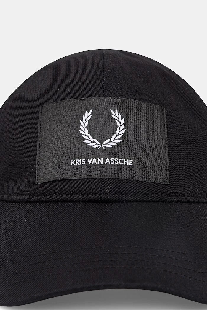 Памучна шапка с козирка Fred Perry