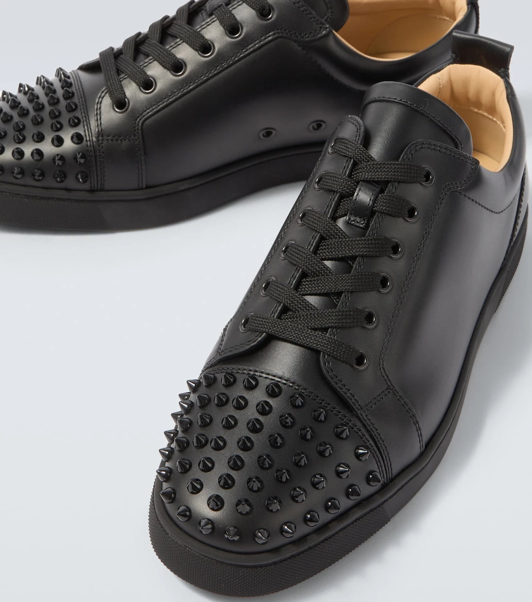 Christian Louboutin - حذاء لوي جونيور سنيكرز جلديّ بحواف مرصعة
