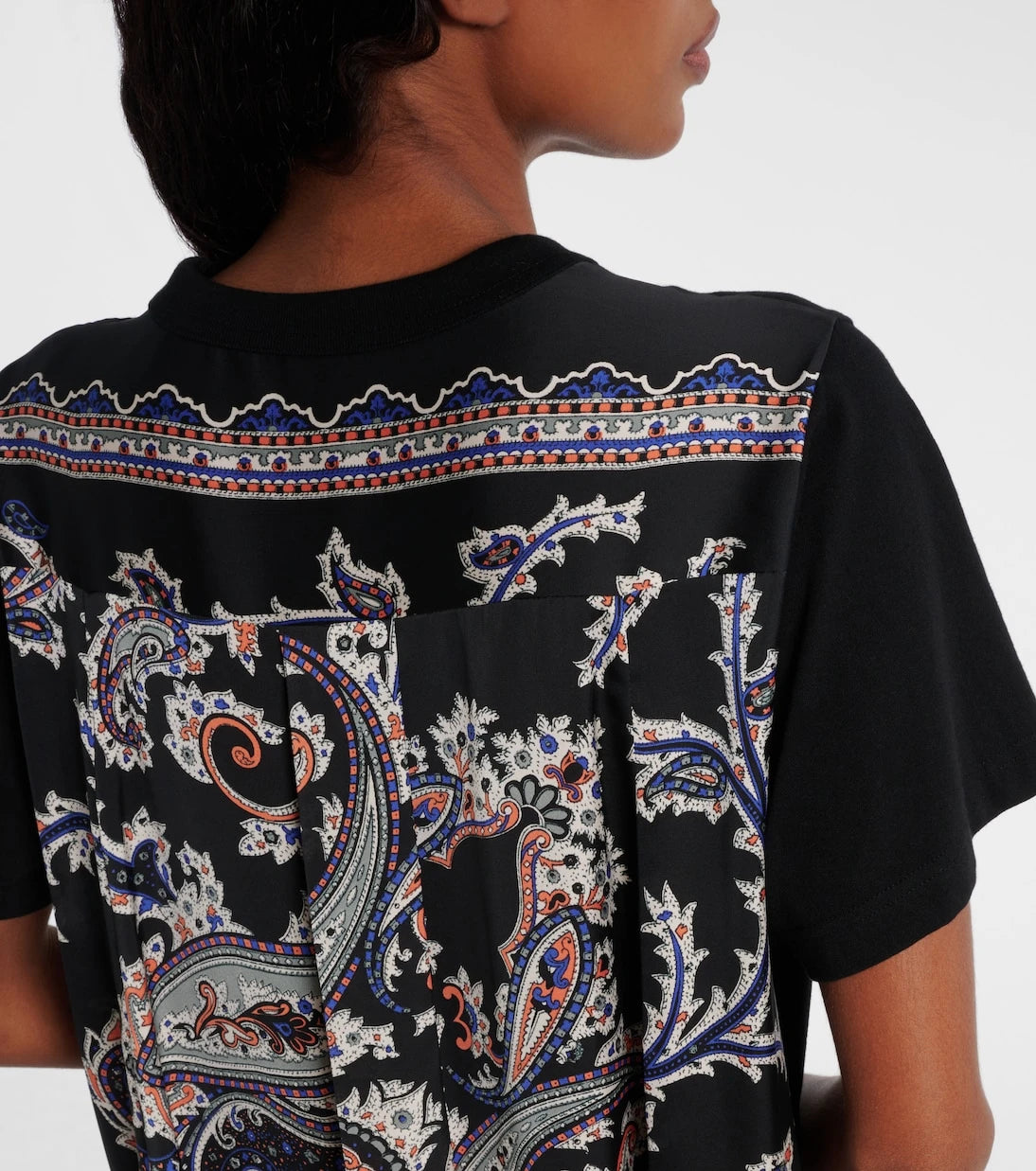 Sacai - فستان قصير بتصميم بيزلي مع ألواح