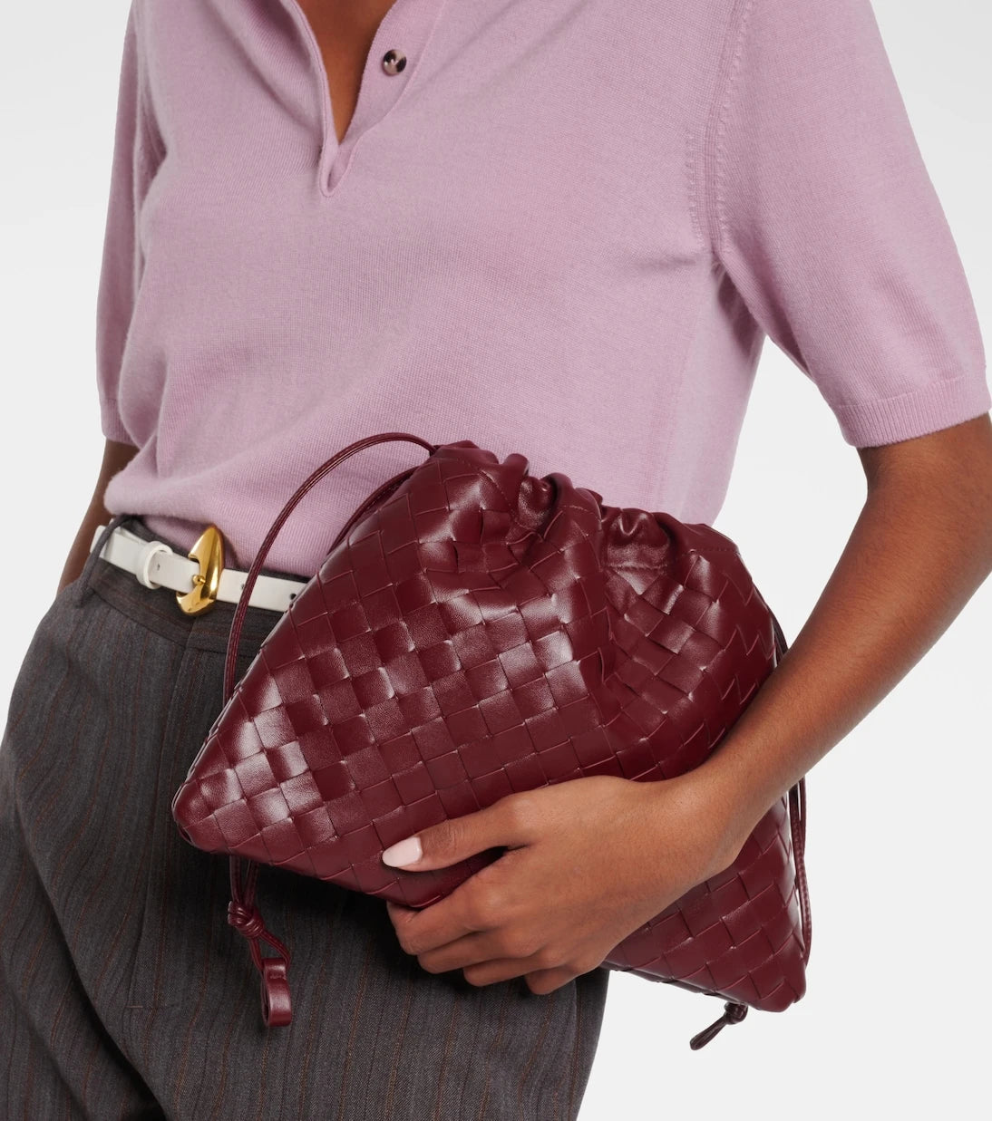 Bottega Veneta - حقيبة كلاتش جلدية متوسطة "داست باج"