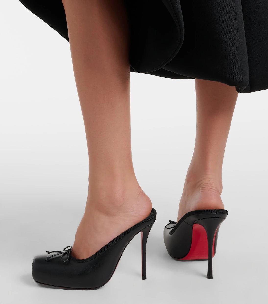 Christian Louboutin - حذاء كاسيا من الجلد بدون كعب