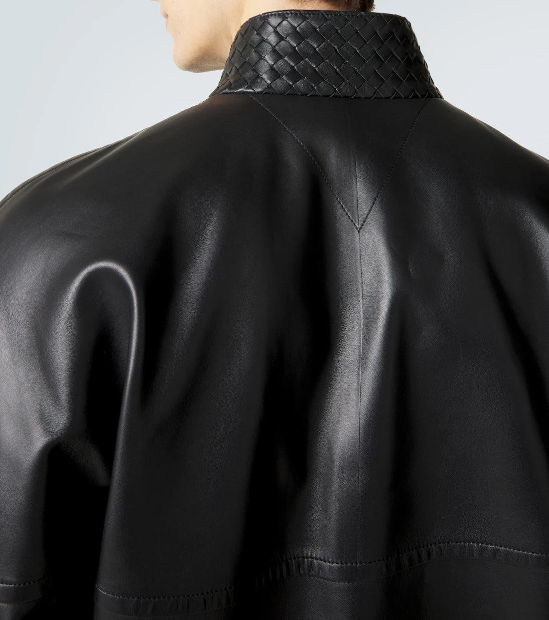 Bottega Veneta - جاكيت بلوزون من جلد إنترتشاتو