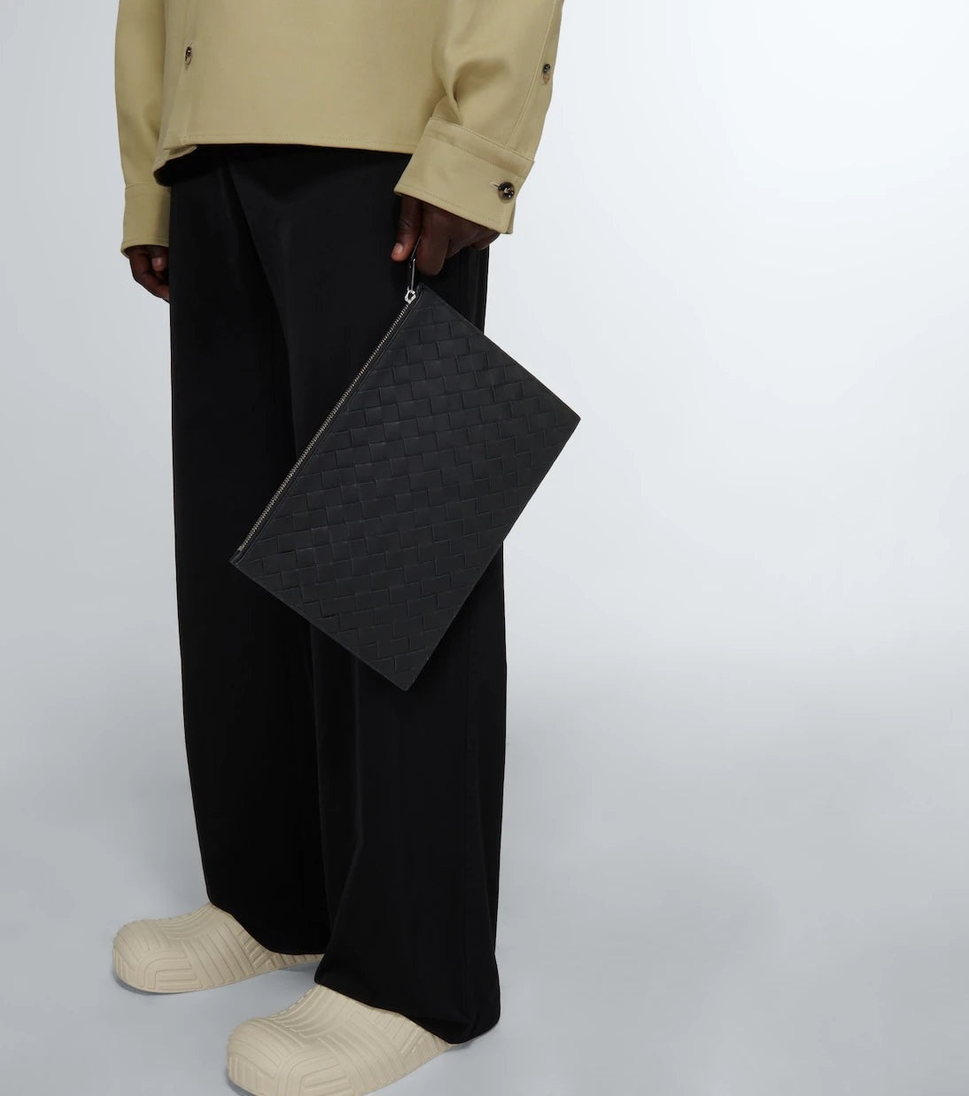 Bottega Veneta - حقيبة يد كبيرة من الجلد المنسوج