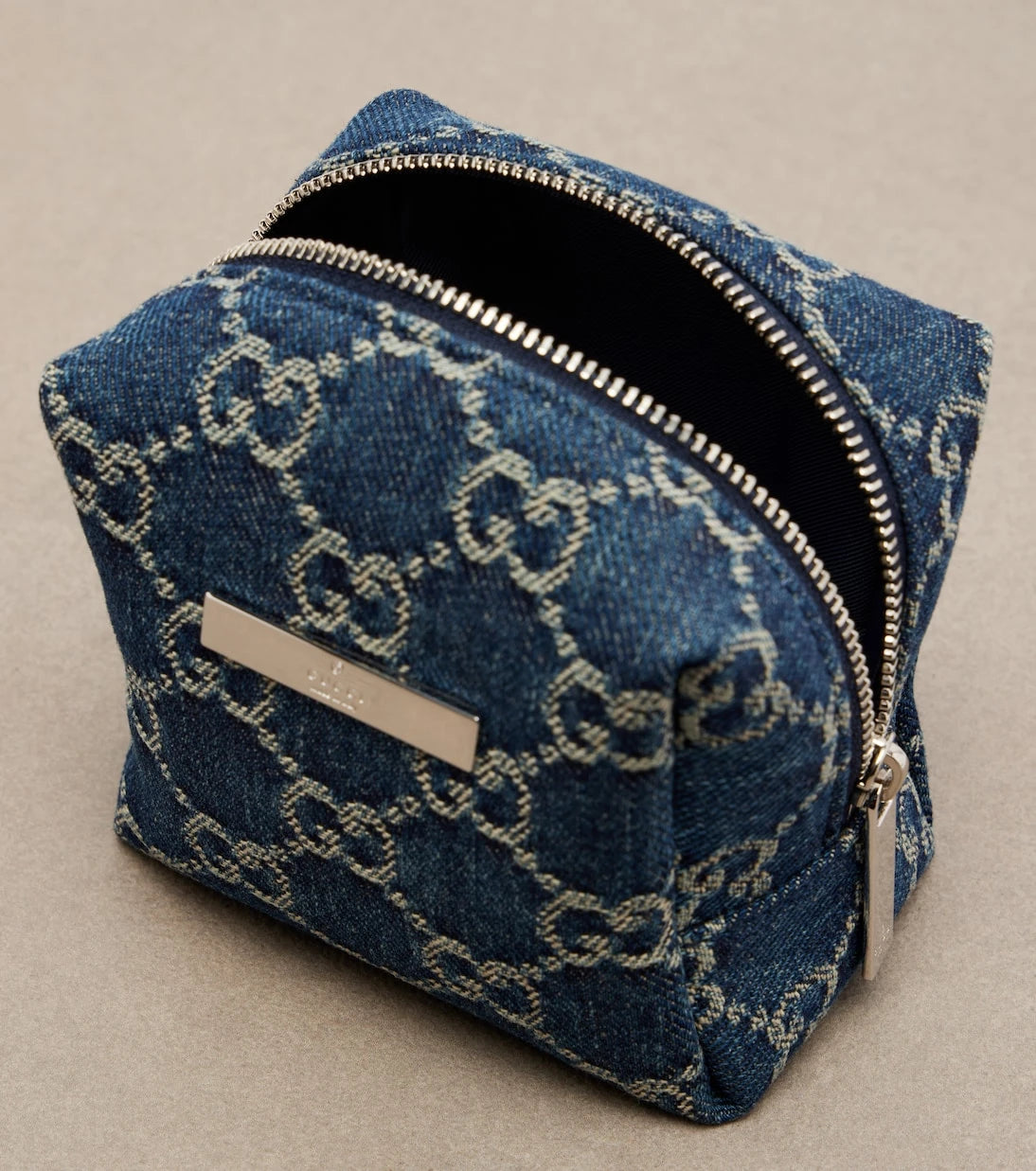 Gucci - حقيبة مكياج صغيرة كلاسيكية من دنيم Gucci Essence