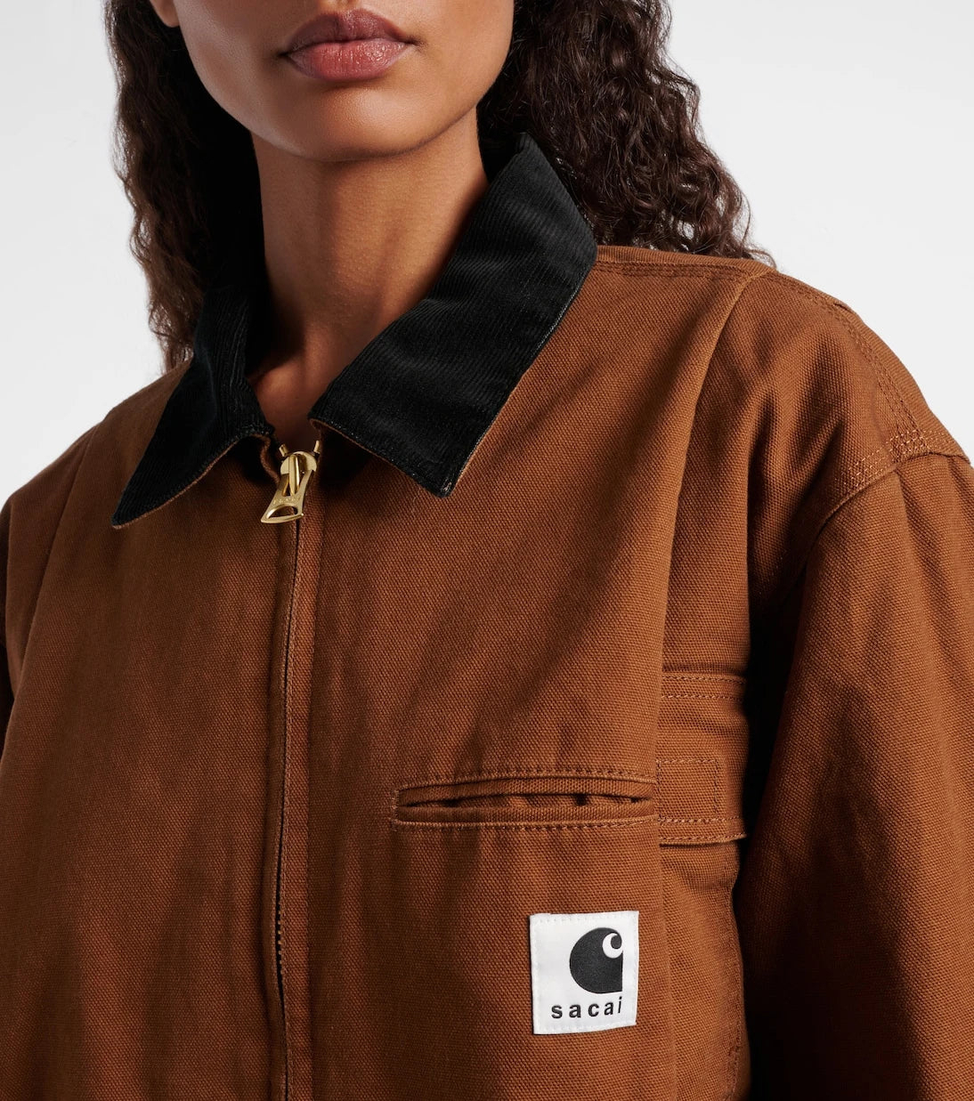 Sacai - جاكيت بافر من قماش الكانفاس القطني بتعاون مع Carhartt