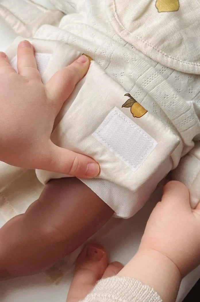 Konges Sløjd Bebek Seti: Beşik Örtüsü, Önlük ve İnce Şal (3 Parça) DOLL NURSERY SET