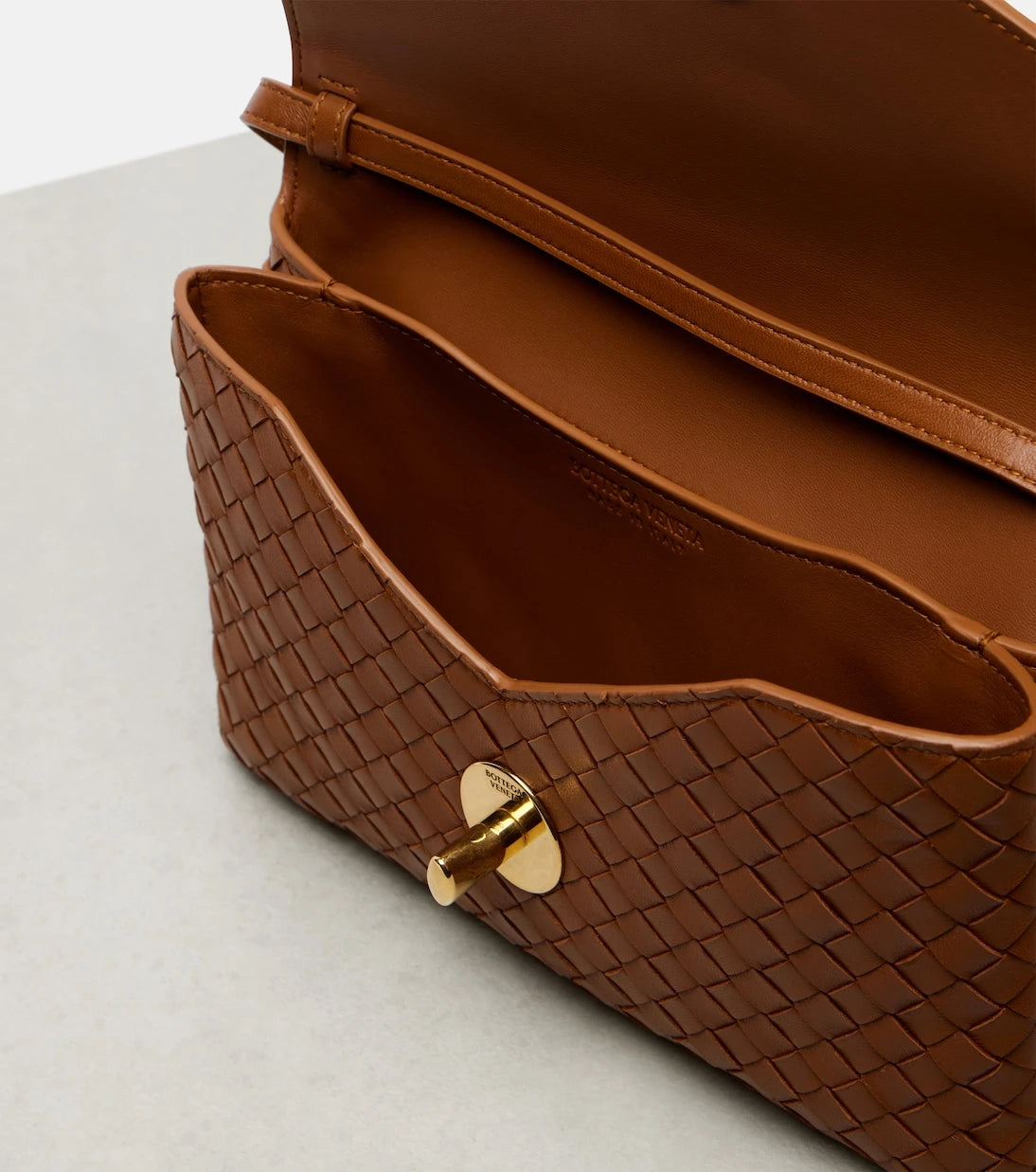Bottega Veneta - حقيبة يد Knot Lock جلدية بمقبض علوي