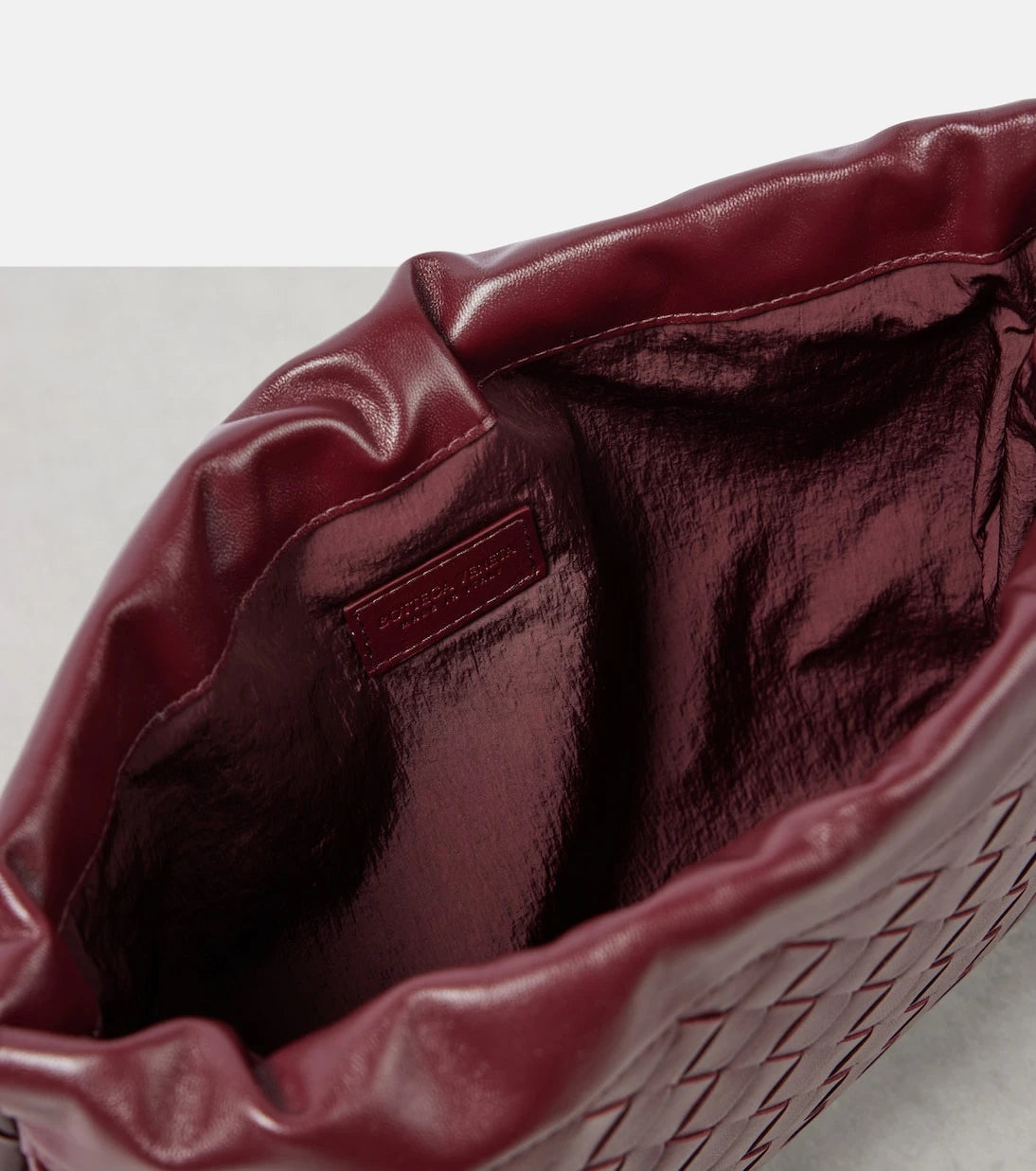 Bottega Veneta - حقيبة كلاتش جلدية متوسطة "داست باج"