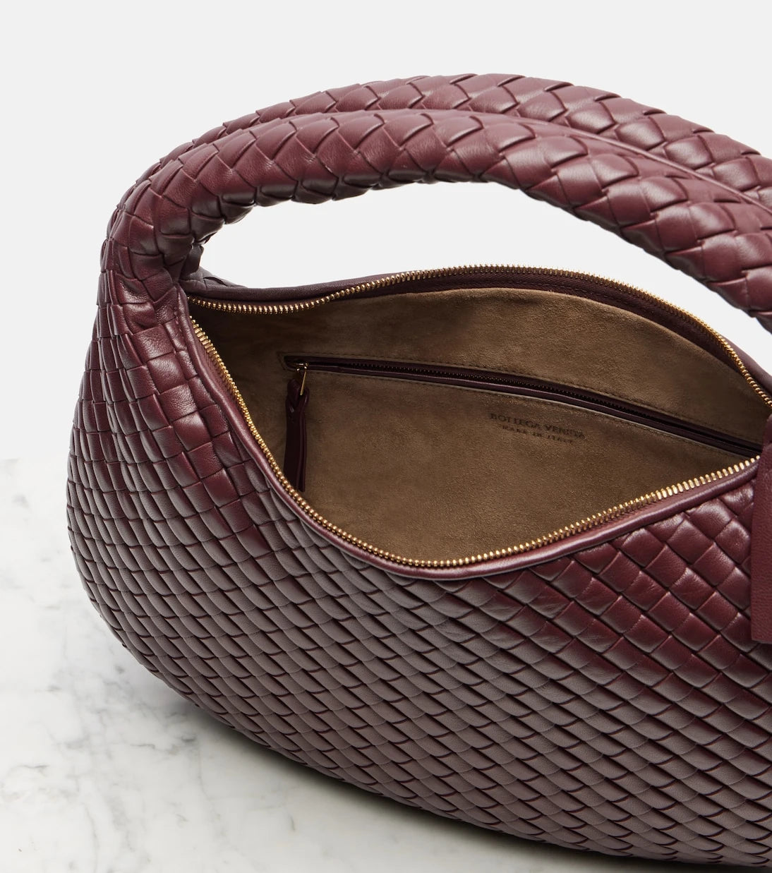 Bottega Veneta - حقيبة كتف Veneta Medium من الجلد