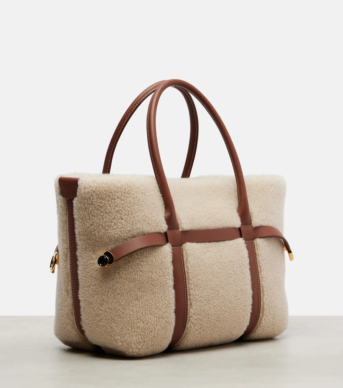 Loro Piana - حقيبة توت Ghiera الصغيرة المبطنة بفرو الشيرلينغ