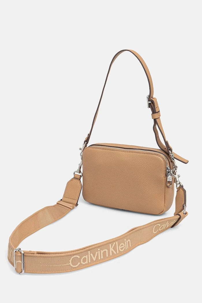 Calvin Klein kadın suni deri çapraz çanta