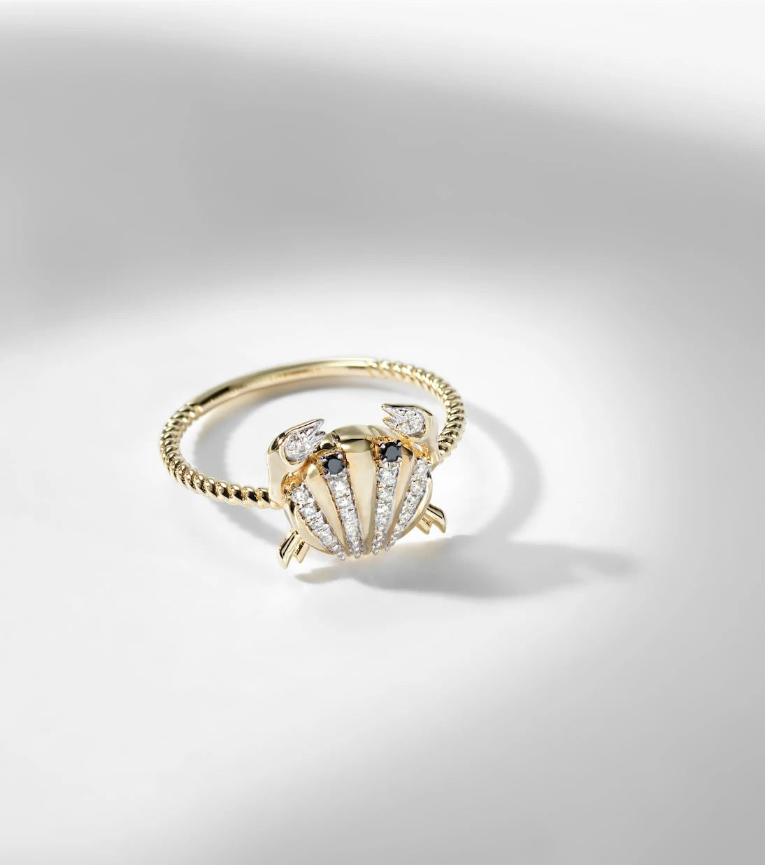 Yvonne Léon - Crabe Coquillage Mini 9kt gold ring with diamonds