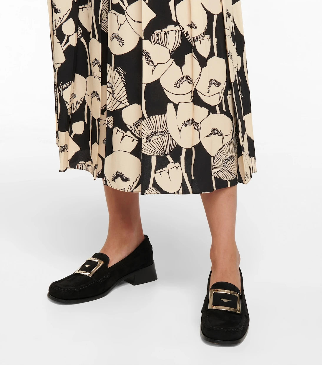 Roger Vivier - حذاء لوفرز Preppy Viv من جلد الشامواه