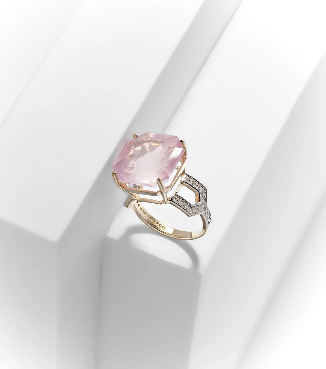 Mateo - 14kt gold ring with topaz and diamonds