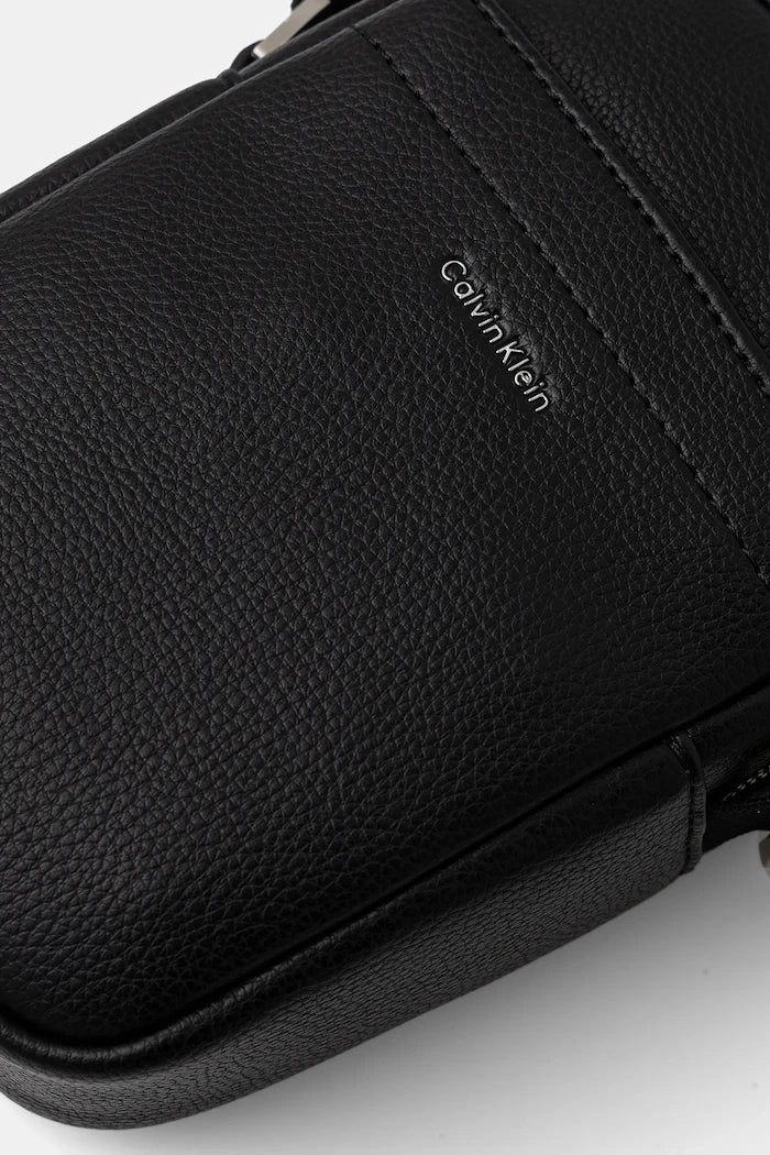 Чанта през рамо Calvin Klein