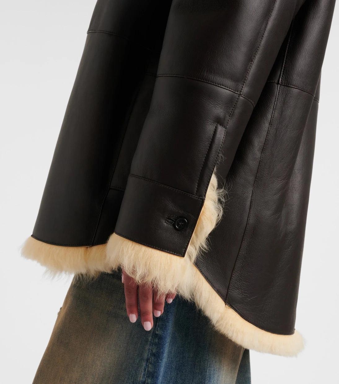 Acne Studios - سترة ليصورا الجلدية المزيّنة بالقص الصوفي